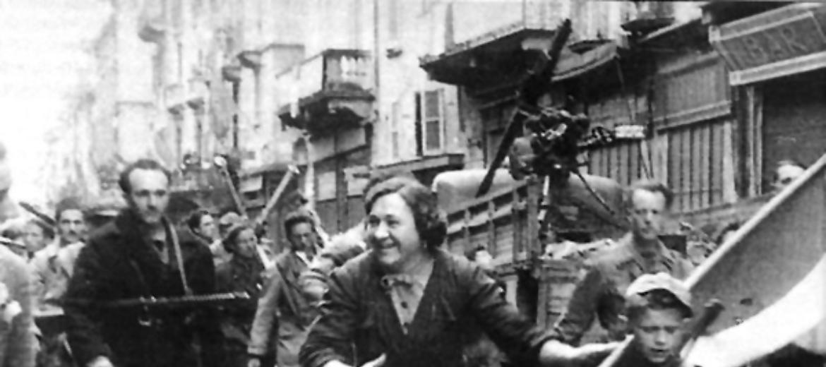Bandiere di libertà sul Torrazzo Cremona torna alla democrazia