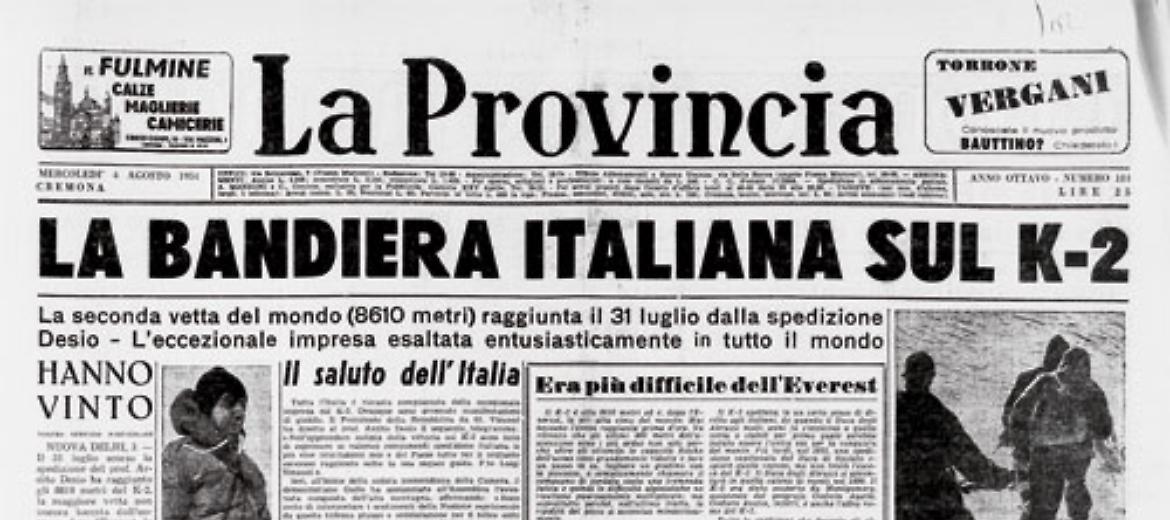 La bandiera italiana sul K-2