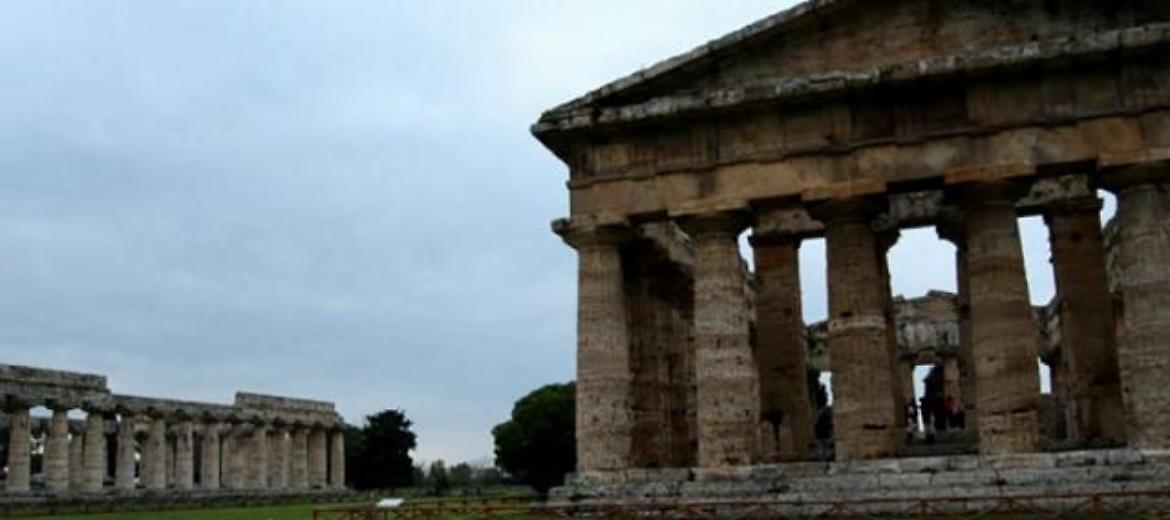 Paestum, il tempio di Nettuno invaso dai turisti