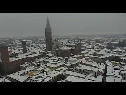 VIDEO I tetti imbiancati dalla neve, Cremona sembra un presepio