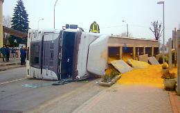 Un tir si ribalta e perde il carico, strada bloccata