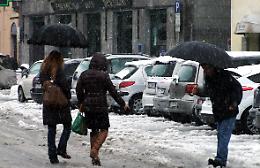 Neve, disagi in citt&agrave; per pedoni e viabilit&agrave;
