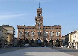 Venditori di fiori e polemiche: la replica della minoranza