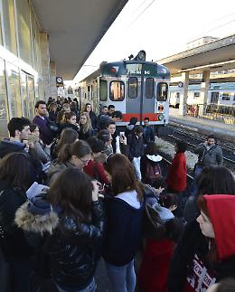 Pendolari esasperati occupano i binari