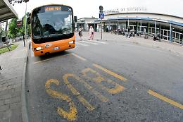 Senza biglietto sul bus, spacca un finestrino