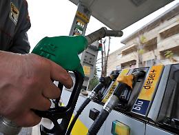 Benzina oltre i 2,5 euro al litro: «Effetto dei ponti di primavera»