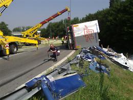 Tir si ribalta in A21