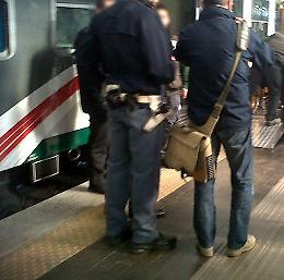 Senza biglietto sputa in faccia al capotreno che lo rimprovera: indagine della Polfer