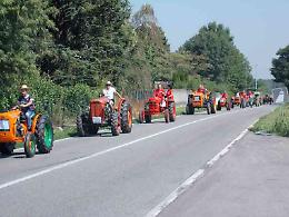 La carica degli 80 trattori d'epoca