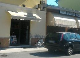 Rapina e paura alla farmacia, pistola in faccia e via l'incasso