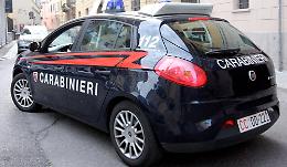 Ruba 12 bottiglie di superalcolici, denunciato