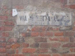 Via Aldo Protti, 
targhe fatte a pezzi