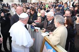 Il bacio del Papa alla piccola Beatrice