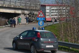 Camion 'vola' dalla tangenziale, strage di maiali