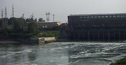 Pescano e si rovescia la barca, salvati sotto la diga e denunciati