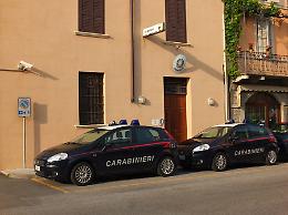 Aggredisce i carabinieri con bastone e coltello, se la cava con otto mesi ed è già libero