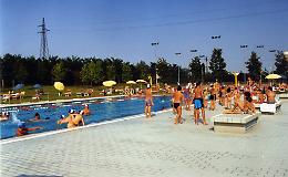 Aggiunge cloro nella piscina e si intossica