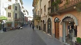 Ladri in azione in pieno centro, ripulito il negozio Chez Moi
