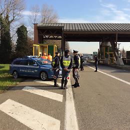 Senza patente evita un posto di controllo, inseguimento e denuncia