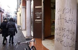 Raid vandalico nella strada salotto