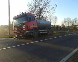 Camion del latte fuori strada