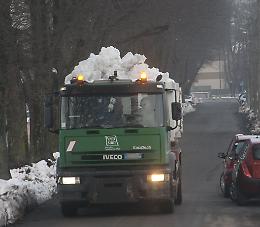 Neve portata via coi camion, pericolo ghiaccio e crolli
