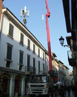 Antenna in via Mazzini tra curiosità e proteste
