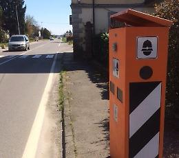 Sfreccia davanti al velobox, teme la multa e lo smonta