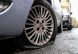 Taglia le gomme di un'auto, denunciato pensionato 59enne