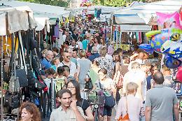 Viale Po diventa bazar, folla tra le 300 bancarelle del mercato di San Pietro