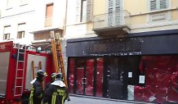 Cremona. L'intervento dei vigili del fuoco in corso Campi dopo il crollo del solaio