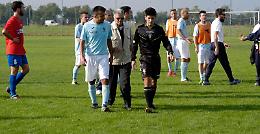 L'arbitro lo ammonisce,
lui gli rifila un pugno