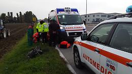 Ciclista investito finisce in ospedale