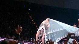 Thailandia, velo traditore: Madonna rimane impigliata e inciampa