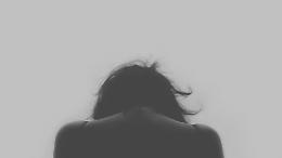 Incinta di due gemelli e madre di due figli si toglie la vita