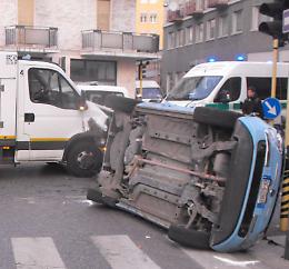 Carambola in porta Milano, auto si ribalta