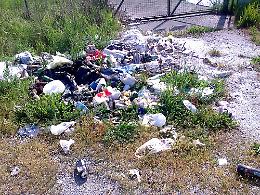 Rifiuti e detriti, via Riglio come una discarica