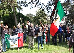 I saluti e gli inni fascisti finiscono in Procura 