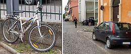 Si apre la portiera dell'auto: ciclista si schianta