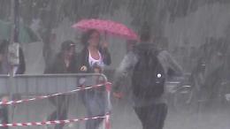 Firenze, pioggia e grandine agli Mtv Awards: tutti in fuga sotto l'acqua battente