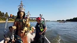 Grande folla per la Madonna sul fiume