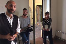 Incursione di Striscia in tribunale, attrice gira indisturbata con un coltello e una pistola giocatolo