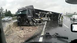 Perde il controllo del Tir e finisce contro il guard rail