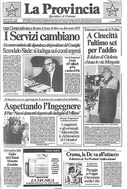 L'ultimo set per Federico Fellini è a Cinecittà. La camera ardente è stata allestita con un fondale di scena