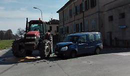 Fiat Doblò contro trattore, una donna ferita