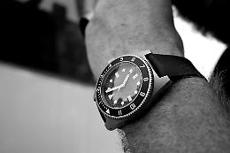 Ripara orologi, ma non li restituisce: denunciato
