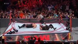 Quando il wrestler esagera: la mossa di Big Show distrugge il ring