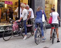 Saldi al via, notte di affari e gustosi sapori