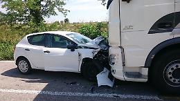 Frontale auto contro camion, grave 51enne