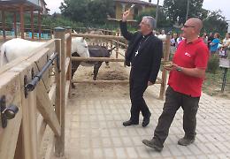 Zanengo, visita del vescovo all'Isla de Burro